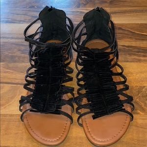 QUPID Archer fringe sandals size 7.5